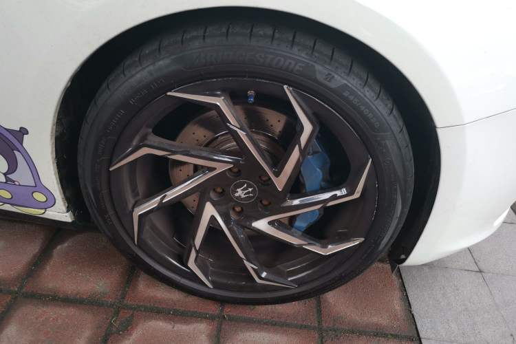 Used Maserati Ghibli 2014 3.0T Standard Edition Right Front Wheel Hub