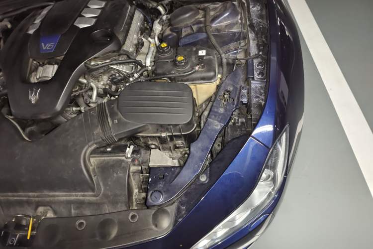 Used Maserati Ghibli 2014 3.0T S Q4 Engine Bay Left