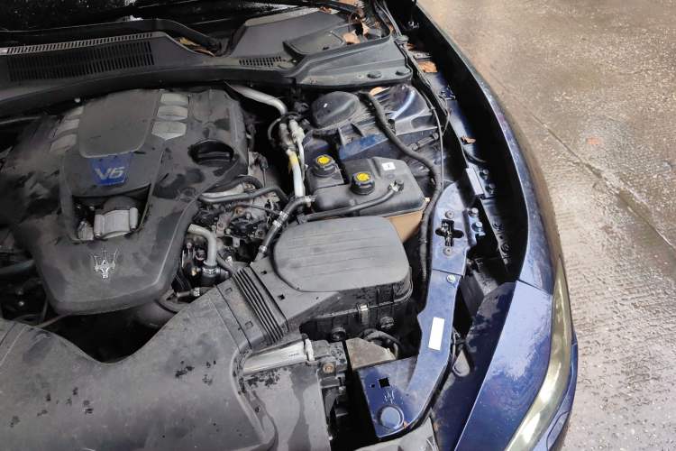 Used Maserati Ghibli 2014 3.0T S Q4 Engine Bay Left