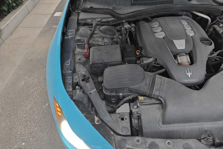 Used Maserati Ghibli 2014 3.0T S Engine Bay Right