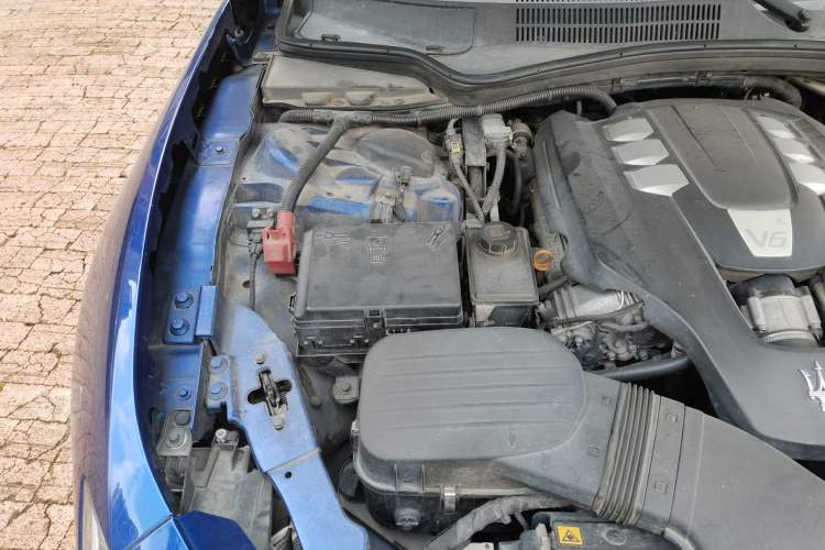 Used Maserati Ghibli 2014 3.0T Standard Edition Engine Bay Right