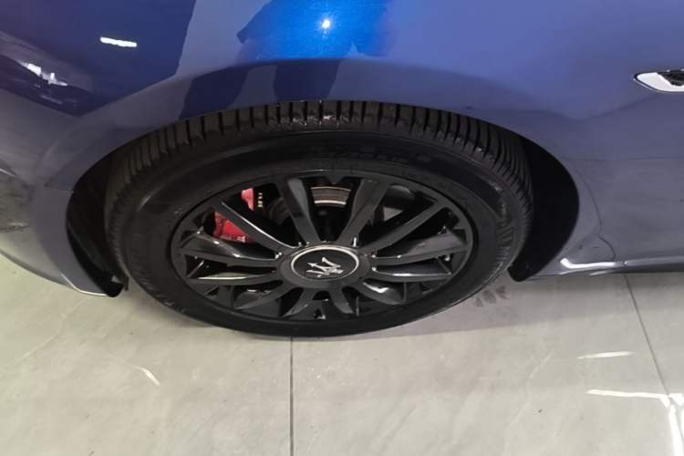 Used Maserati Ghibli 2014 3.0T Standard Edition Left Front Wheel Hub