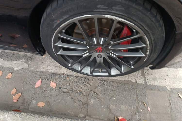 Used Maserati Ghibli 2014 3.0T Standard Edition Right Front Wheel Hub