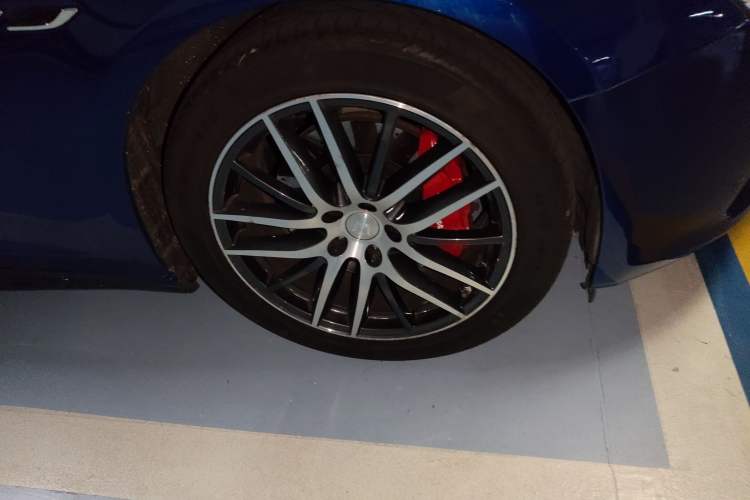 Used Maserati Ghibli 2014 3.0T Standard Edition Right Front Wheel Hub