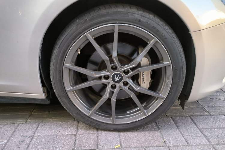 Used Maserati Ghibli 2014 3.0T Standard Edition Right Front Wheel Hub