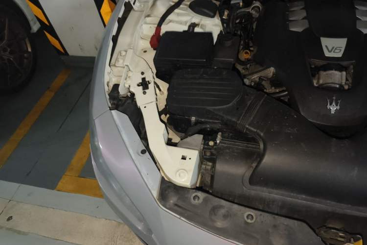Used Maserati Ghibli 2014 3.0T Standard Edition Engine Bay Right