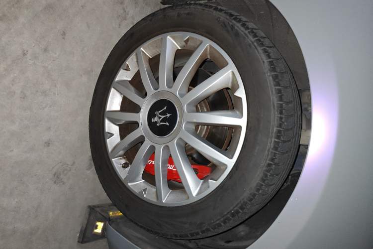 Used Maserati Ghibli 2014 3.0T Standard Edition Right Front Wheel Hub