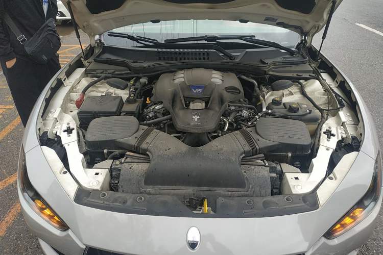 Used Maserati Ghibli 2014 3.0T S Q4 Engine Bay