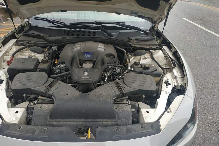 Used Maserati Ghibli 2014 3.0T S Q4 Engine Bay Left