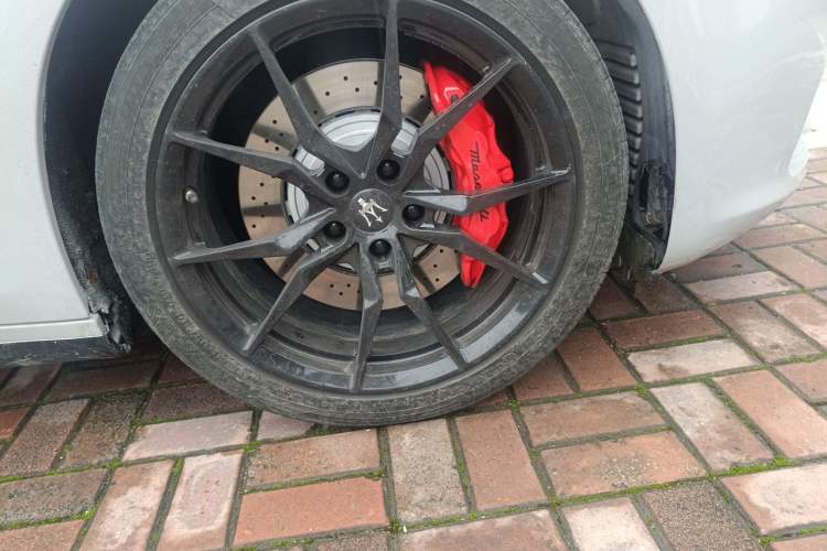 Used Maserati Ghibli 2014 3.0T Standard Edition Right Front Wheel Hub