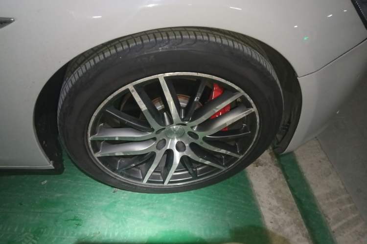 Used Maserati Ghibli 2014 3.0T Standard Edition Right Front Wheel Hub