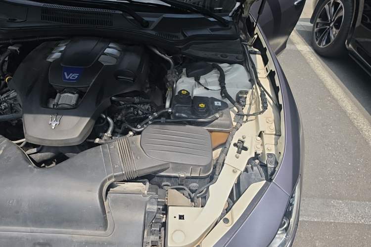 Used Maserati Ghibli 2014 3.0T S Q4 Engine Bay Left