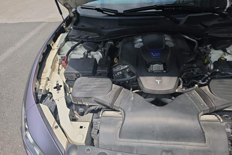 Used Maserati Ghibli 2014 3.0T S Q4 Engine Bay Right