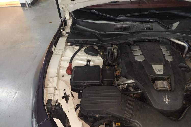Used Maserati Ghibli 2014 3.0T Standard Edition Engine Bay Right