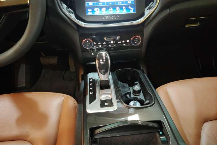 Used Maserati Ghibli 2014 3.0T Standard Edition Gear Lever