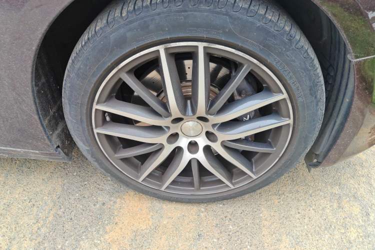 Used Maserati Ghibli 2014 3.0T Standard Edition Right Front Wheel Hub