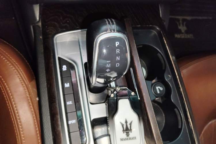 Used Maserati Ghibli 2014 3.0T Standard Edition Gear Lever