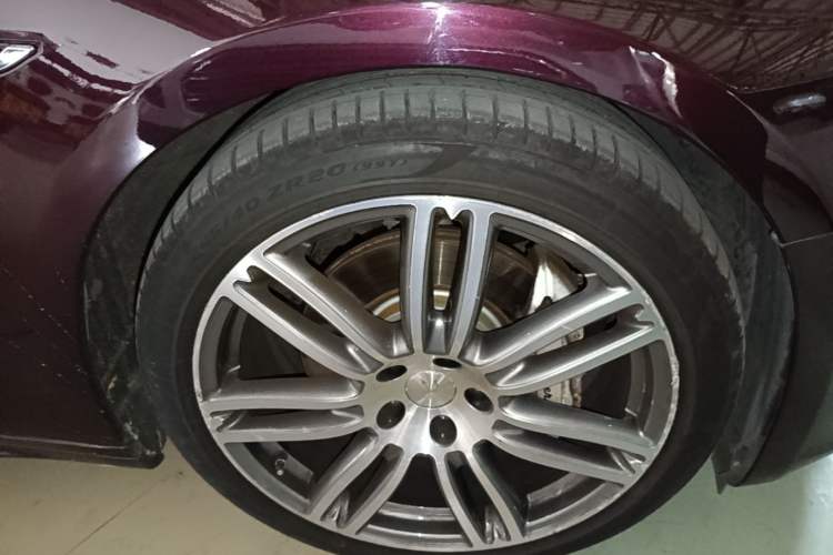 Used Maserati Ghibli 2014 3.0T Standard Edition Right Front Wheel Hub