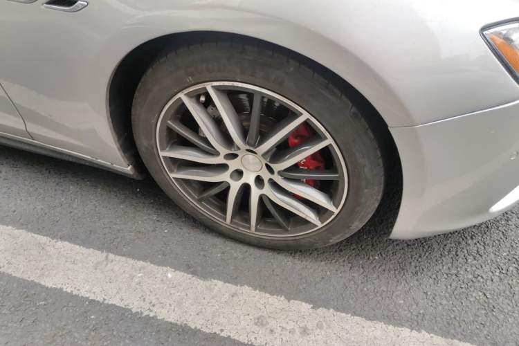 Used Maserati Ghibli 2014 3.0T Standard Edition Right Front Wheel Hub