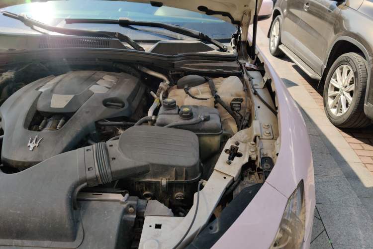 Used Maserati Ghibli 2014 3.0T Standard Edition Engine Bay Left