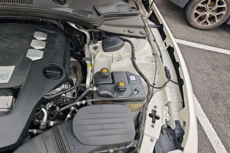 Used Maserati Ghibli 2014 3.0T Standard Edition Engine Bay Left
