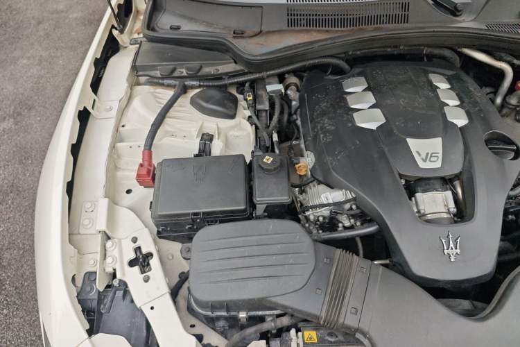 Used Maserati Ghibli 2014 3.0T Standard Edition Engine Bay Right