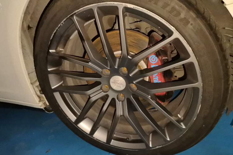 Used Maserati Ghibli 2014 3.0T Standard Edition Right Front Wheel Hub