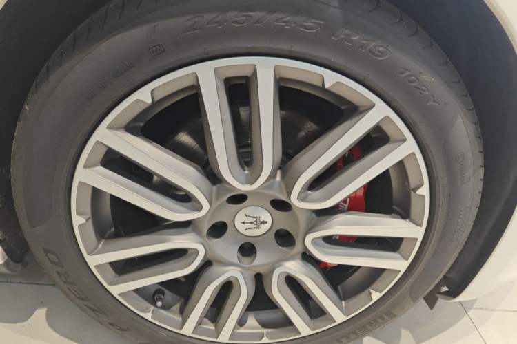 Used Maserati Ghibli 2014 3.0T Standard Edition Right Front Wheel Hub