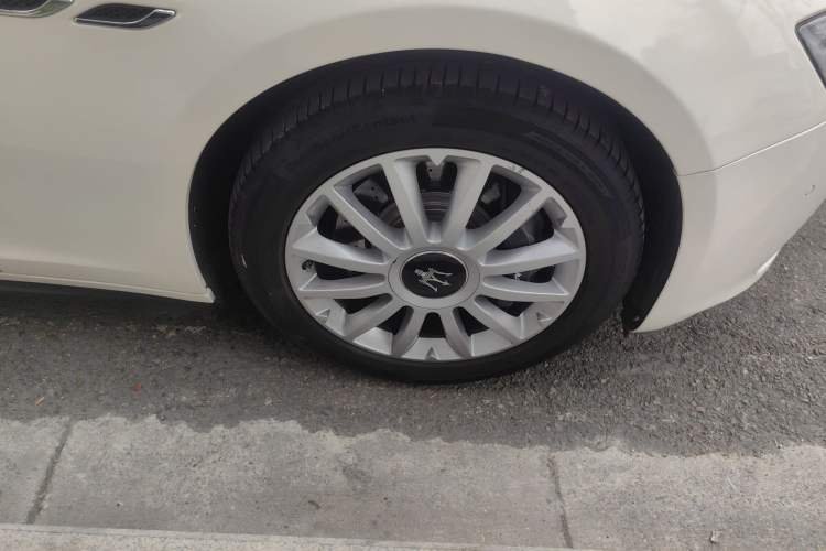 Used Maserati Ghibli 2014 3.0T Standard Edition Right Front Wheel Hub