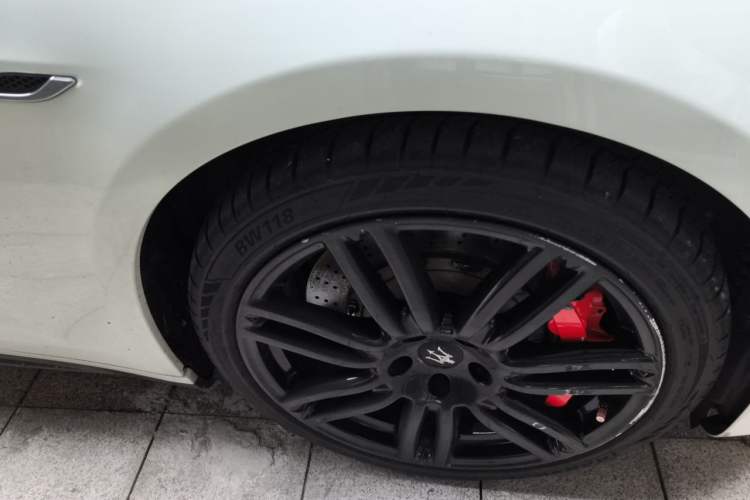 Used Maserati Ghibli 2014 3.0T Standard Edition Right Front Wheel Hub