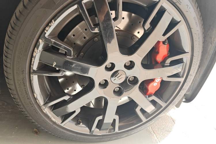 Used Maserati Ghibli 2014 3.0T Standard Edition Right Front Wheel Hub