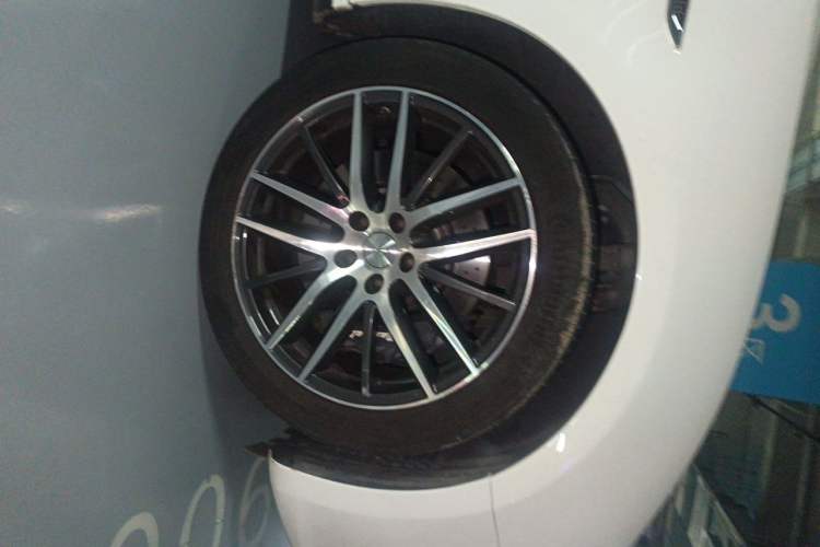 Used Maserati Ghibli 2014 3.0T Standard Edition Right Front Wheel Hub