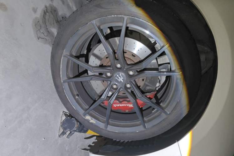 Used Maserati Ghibli 2014 3.0T Standard Edition Right Front Wheel Hub