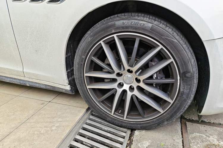 Used Maserati Ghibli 2014 3.0T Standard Edition Right Front Wheel Hub
