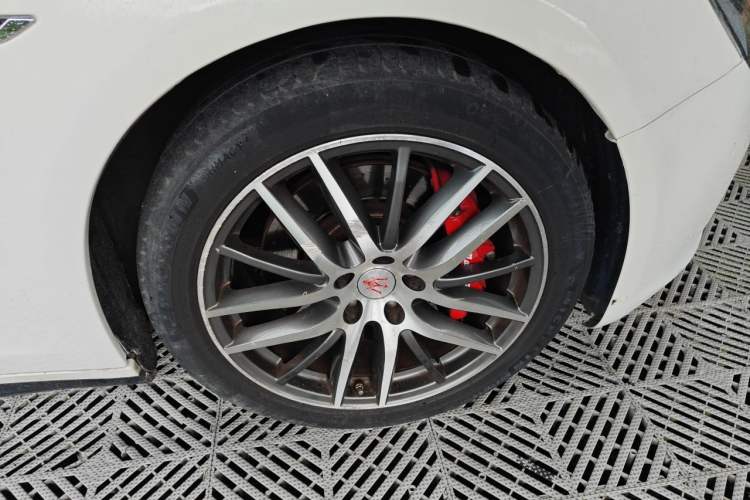 Used Maserati Ghibli 2014 3.0T Standard Edition Right Front Wheel Hub