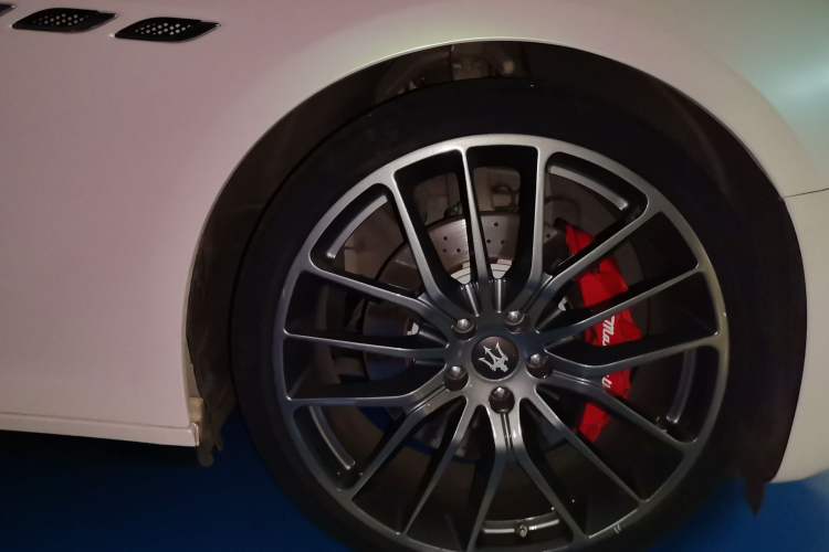 Used Maserati Ghibli 2014 3.0T S Q4 Right Front Wheel Hub