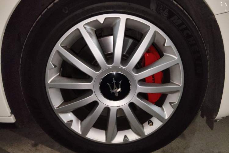 Used Maserati Ghibli 2014 3.0T Standard Edition Right Front Wheel Hub