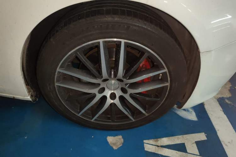 Used Maserati Ghibli 2014 3.0T Standard Edition Right Front Wheel Hub