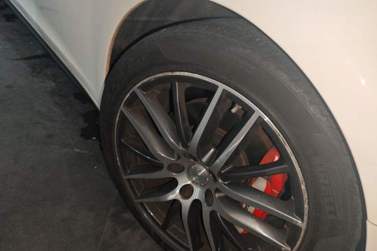 Used Maserati Ghibli 2014 3.0T Standard Edition Right Front Wheel Hub