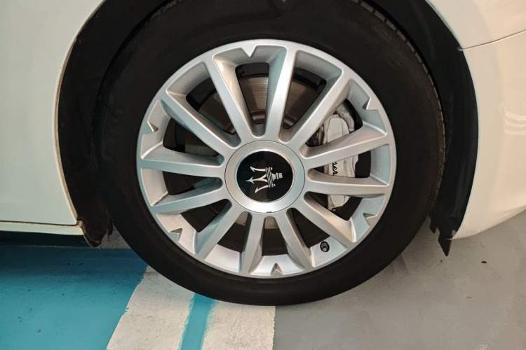 Used Maserati Ghibli 2014 3.0T Standard Edition Right Front Wheel Hub