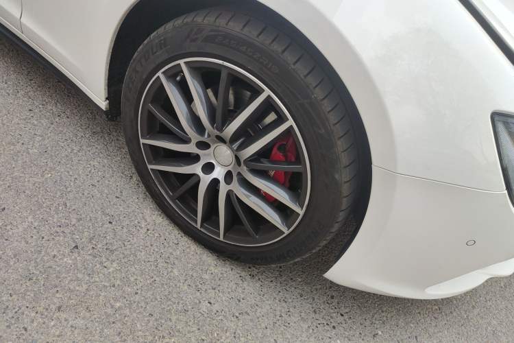 Used Maserati Ghibli 2014 3.0T Standard Edition Right Front Wheel Hub