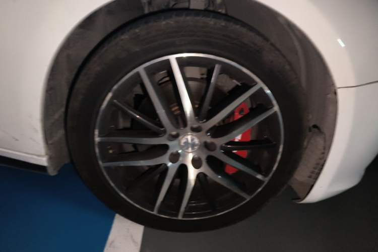 Used Maserati Ghibli 2014 3.0T Standard Edition Right Front Wheel Hub