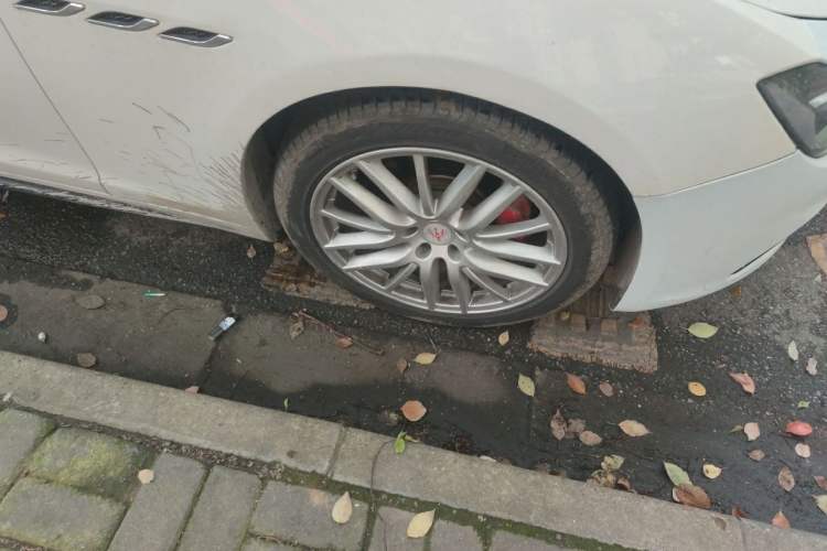 Used Maserati Ghibli 2014 3.0T Standard Edition Right Front Wheel Hub