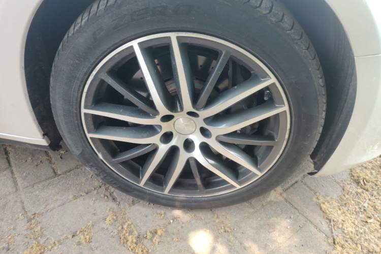 Used Maserati Ghibli 2014 3.0T Standard Edition Right Front Wheel Hub