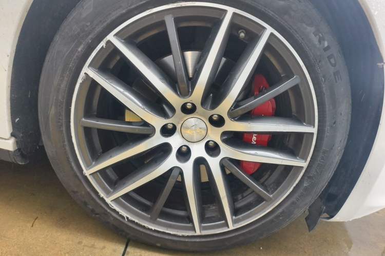 Used Maserati Ghibli 2014 3.0T Standard Edition Right Front Wheel Hub
