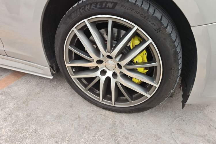 Used Maserati Ghibli 2014 3.0T Standard Edition Right Front Wheel Hub
