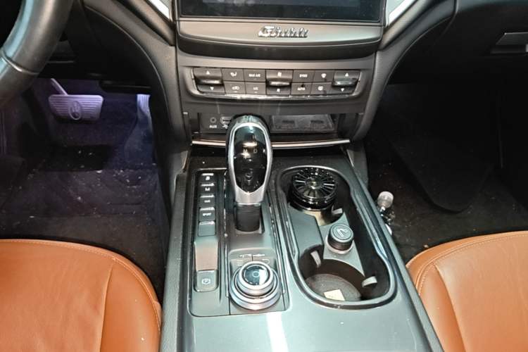 Used Maserati Ghibli 2017 3.0T Standard Edition Gear Lever
