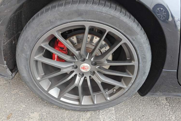 Used Maserati Ghibli 2017 3.0T Standard Edition Right Front Wheel Hub