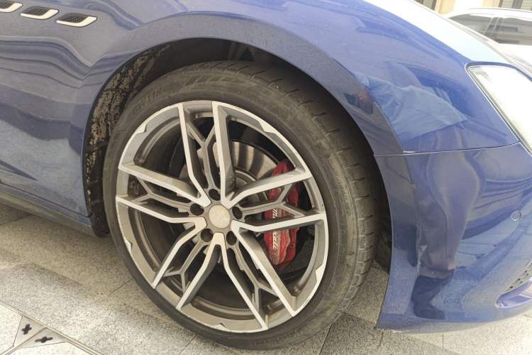 Used Maserati Ghibli 2017 3.0T Standard Edition Right Front Wheel Hub