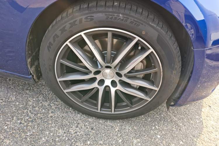 Used Maserati Ghibli 2017 3.0T Standard Edition Right Front Wheel Hub